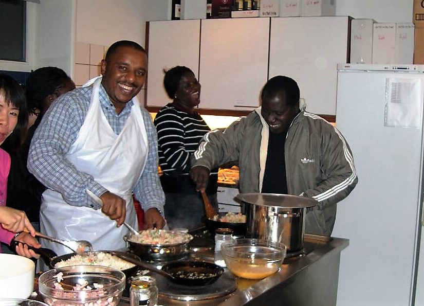 Omar Mwalim created a professional network of good friends and colleagues and they still keep in veOmar Mwalim created a professional network of good friends and colleagues and they still keep in very close contact. Here he is preparing dinner with colleagues at the Danida Fellowship Centre. Here he is preparing dinner with colleagues at the Danida Fellowship Centre.